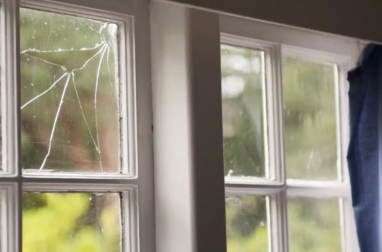 Замена стекла в деревянном окне в Ярцеве — Вставить стекло в окно, цена от 712 руб. | Мастер24