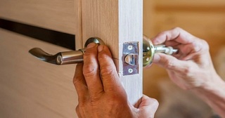 Установка и замена дверной ручки в Ярцеве от 275 руб. – Мастер24, монтаж фурнитуры, недорого